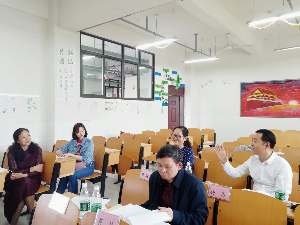 图为 评委进行教学指导